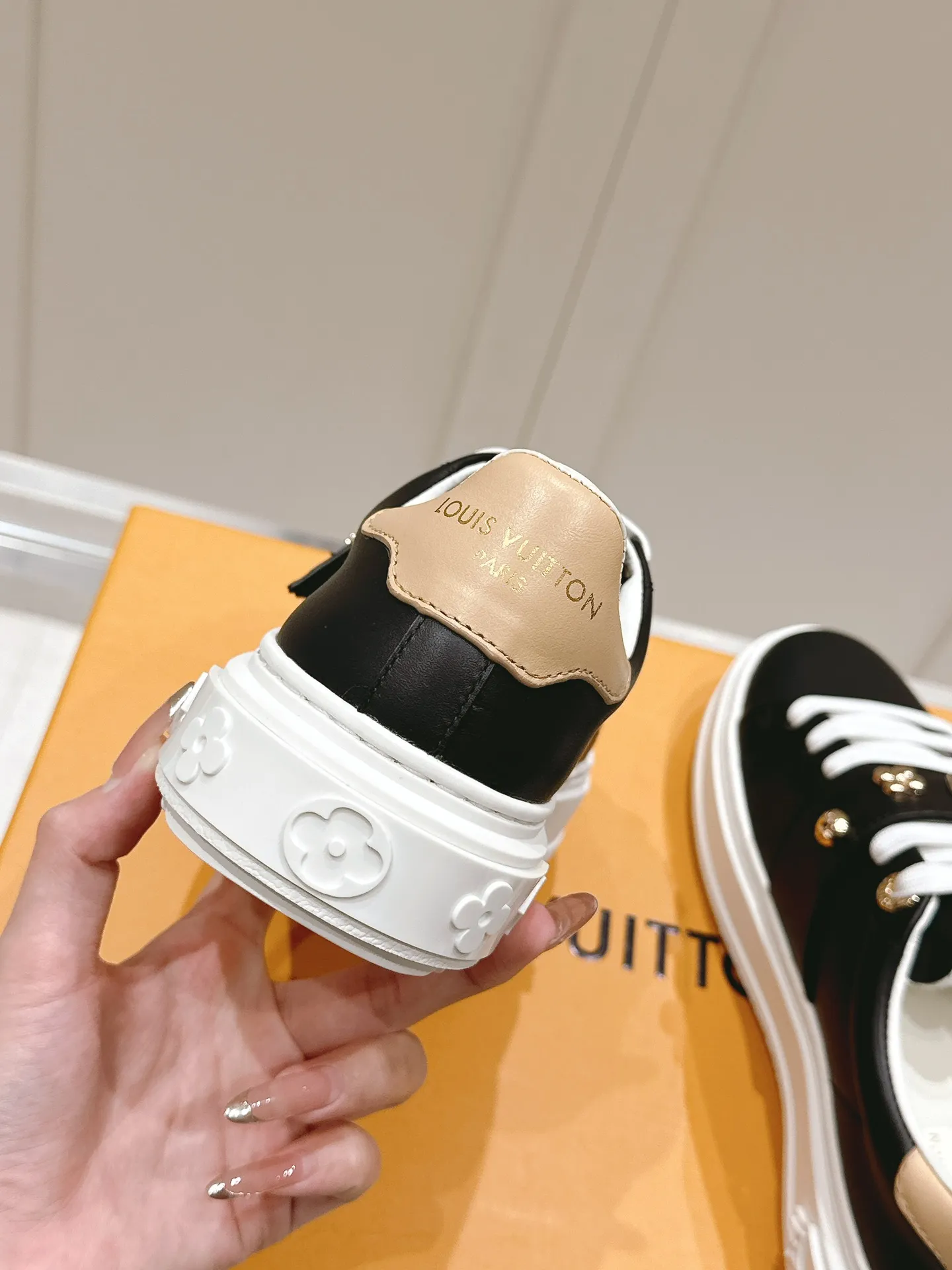 👟👟Ex-factory price 560👟👟 LV new white shoes, four-leaf clover🍀sunflower🌞 charm, add naughty and lively color to simple white shoes, easy to wear and durable, code number: 35+40 (41 customized)